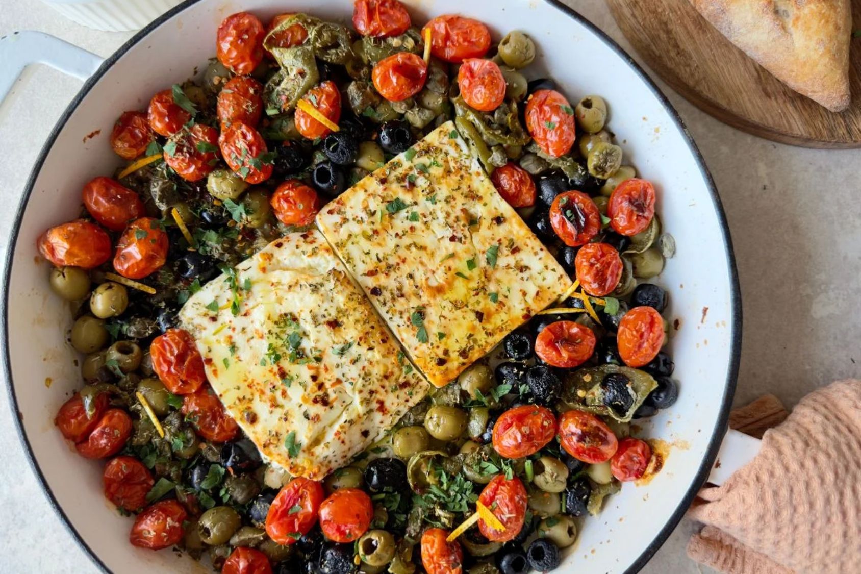Pieczona feta z oliwkami, pomidorkami i kaparami