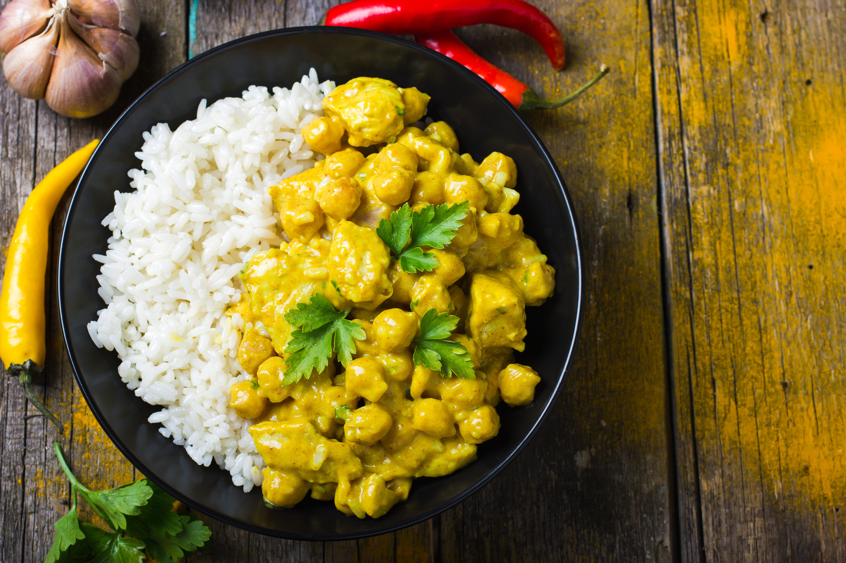 Na talerzu ryż z curry z kurczakiem