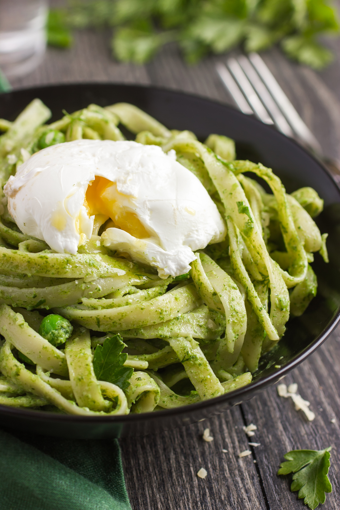 Makaron tagliatelle z pesto zielonym z jajkiem w koszulce