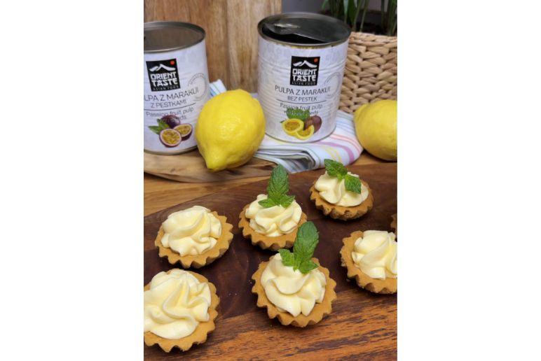 Tartaletki mango-marakuja udokorowane miętą